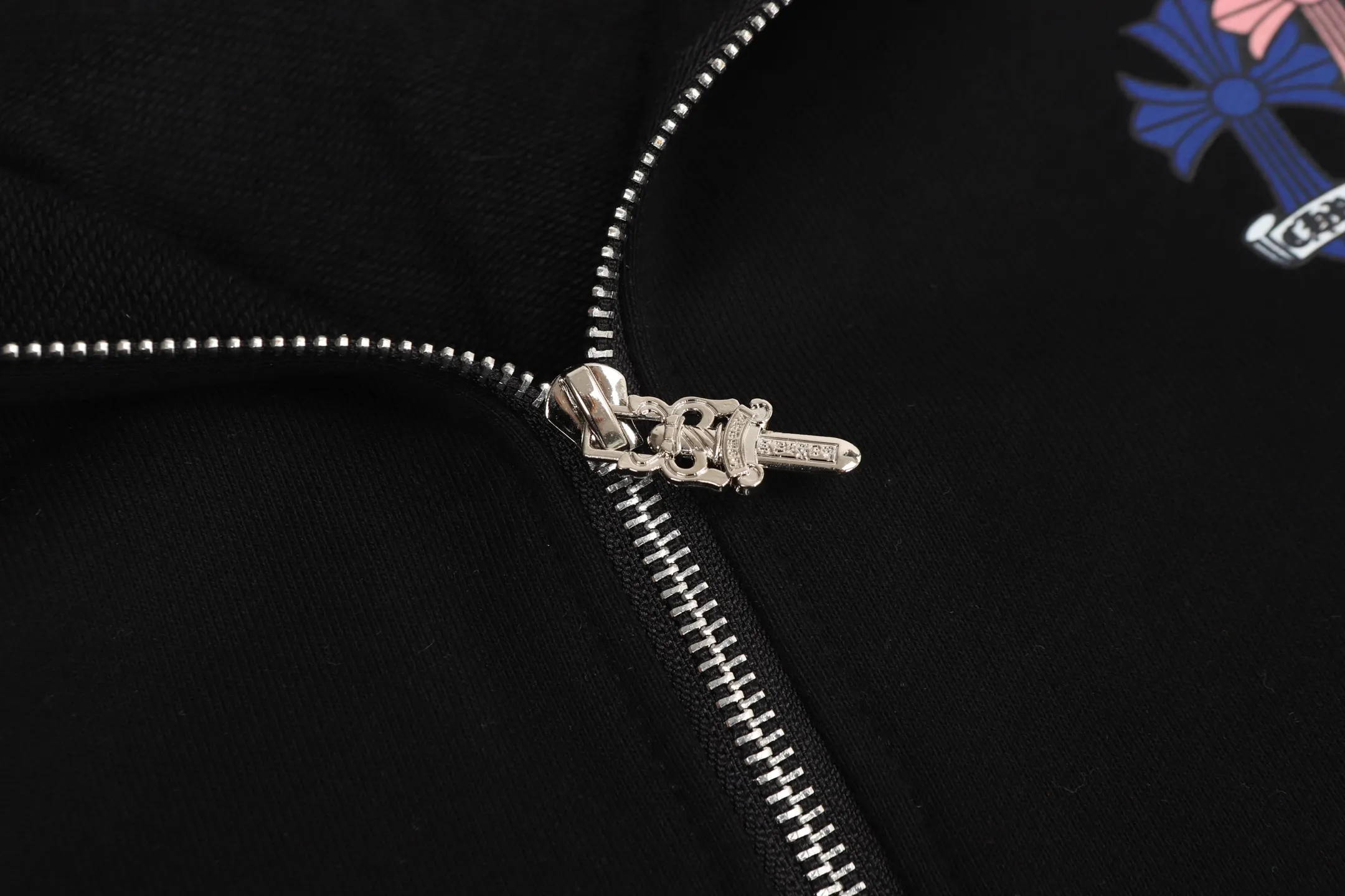 P250 cross-border model, please do not place an order if you are pursuing quality - Chrome Hearts/Chrome Hearts Colorful Cross ✝️ Printed zipper sweatshirt cardigan jacket - High weight, high density and high quality. The wool is soft, delicate and skin-friendly. It feels soft and silky. It has excellent warmth and skin-friendly properties - Custom-woven and dyed, no color difference. No matter the fabric or workmanship details, it beats the ordinary version on the market - Hardware zipper accessories are all customized, full of details - Color: black white -Size: S M L XL